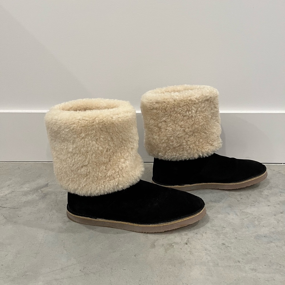 Stuart Weitzman Black Suede boots with beige shearling
